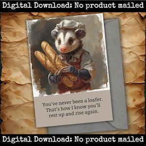 Könnte beinhalten: Digitale Grußkarte mit einem Opossum-Bäcker, der zwei Baguettes hält. Das Opossum trägt eine Kochmütze und eine Schürze. Der Text auf der Karte lautet: „Du warst noch nie ein Faulenzer. So weiß ich, dass du dich ausruhen und wieder aufstehen wirst.“