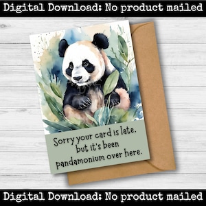 Puede incluir: Una descarga digital de una tarjeta de felicitación con una ilustración de acuarela de un oso panda en un entorno de jungla. El texto de la tarjeta dice: "Lo siento, tu tarjeta llega tarde, pero ha habido mucho caos por aquí."