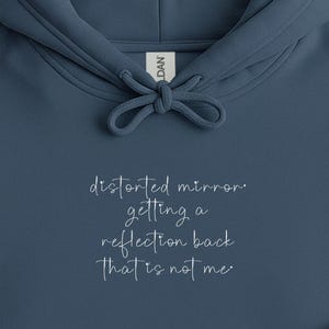 Verzerrter Spiegel, der eine Reflexion zurückbekommt, die nicht ich bin, handgeschriebene Schrift, Hoodie, Pullover, Sweatshirt