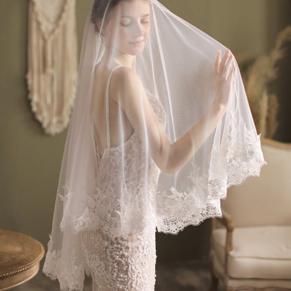 White Two Layer Elegant Bridal Wedding Veil, Soft Lace Veil With Metal Comb,With Lace Edge Around