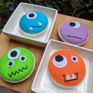 Handmade felt pretend play felt cookies/Set of 4 cookies