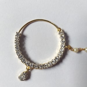 Anillo de nariz de cristal bañado en oro con cadena de perlas - Indian Bridal Nath