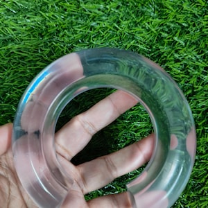 Bracelet manchette en résine transparente : très grand jonc bohème