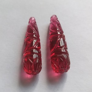 Ein Paar Hydro Turmulian Pink handgeschnitzte Perlen / halb gebohrte längliche Tropfenperlen / Schmuckherstellung / Schmuckherstellung / Bastelbedarf