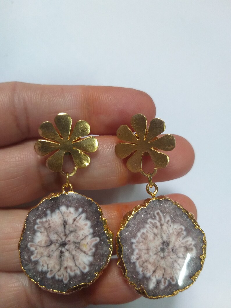 Boucles d'oreilles tranche solaire Druzy Boucles d'oreilles en agate grise Boucles d'oreilles bohème plaquées or Pierres précieuses bijoux tendance lustre oreille pendante traditionnelle image 4