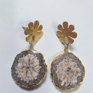 Boucles d'oreilles tranche solaire Druzy Boucles d'oreilles en agate grise Boucles d'oreilles bohème plaquées or Pierres précieuses bijoux tendance lustre oreille pendante traditionnelle image 1