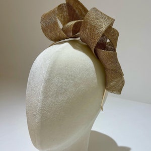 Gold fascinator (Hallé) available in different colours