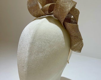 Gold fascinator (Hallé) available in different colours