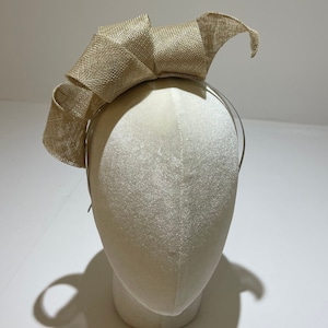 Elegant fascinator (available in different colours). Each one created with a unique pattern of curls and swirls.