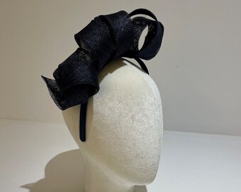 Black fascinator (Amie) available in other colours. A double helix style.