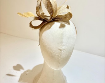 Bettina: Fascinator with feathers. Available in different colours.