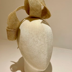 Fascinator in neutral beige (India) Available in different colours