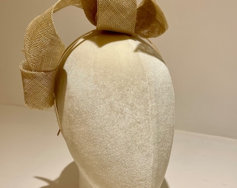 Fascinator in neutral beige (India) Available in different colours