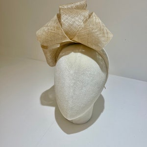 Rania: a halo crown headband (available in different colours).