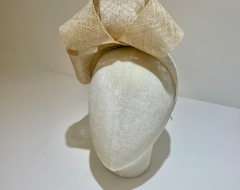 Rania: a halo crown headband (available in different colours).