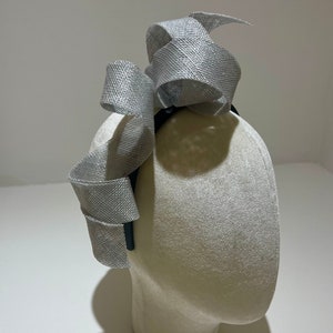 Fascinator in silver grey (India) available in different colours