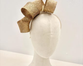 Jules : a gold fascinator