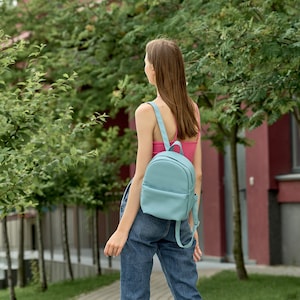 Sac à dos en cuir écologique pour femme, parfait pour l'été, sac à dos bleu, petit sac à dos mignon, sac à dos de ville simple, petit sac à dos en cuir végétalien