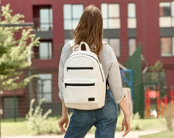 Mochila minimalista blanca para mujer, mochila grande hecha a mano, mochila universitaria única, bolso de viaje personalizado, mochila elegante para el día a día.