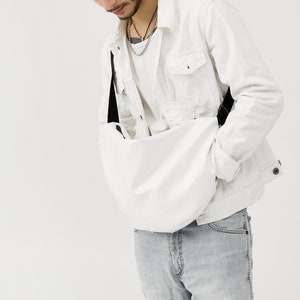Sac homme, sac blanc pour homme, sac fille, sac homme bandoulière, sac mains libres, sac fait main, sac blanc, sac en cuir écologique, sac HOBO-gant