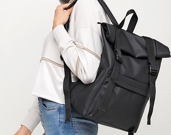 Mochila Roll Top, Mochila Roll Top Feminina, Mochila Roll Top em Couro Ecológico, Mochila Roll Top, Mochila Roll Top Preta, Mochila Vegana, Mochila para Laptop