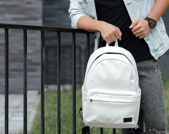 Elegante mochila impermeable blanca, estilo urbano, protección para portátil, ideal para viajes, trabajo y ocio, para hombre y mujer, duradera.