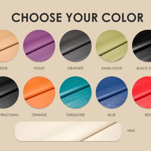 Pu&ograve; includere: Un'immagine che mostra una tabella dei colori con il testo "CHOOSE YOUR COLOR". La tabella presenta campioni di vari colori, tra cui beige, viola, grafite, kaki oliva, nero lucido, nero strutturale, arancione, turchese, blu, rosso e latte.