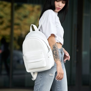 Stilvoller Weißer Rucksack, wasserdichte Reise- und Laptoptasche für Frauen, für den täglichen Gebrauch, Vegan-Laserrucksack, perfektes Geschenk für Sie zu Weihnachten