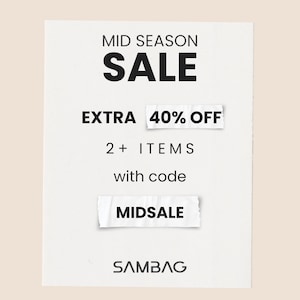 Pu&ograve; includere: Immagine promozionale con il testo "MID SEASON SALE" in grassetto nero. Include anche "EXTRA 40% OFF" e "2+ ITEMS" con il codice "MIDSALE". Il marchio "SAMBAG" &egrave; in basso.