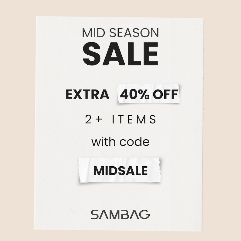 Pu&ograve; includere: Immagine promozionale con il testo "MID SEASON SALE" in grassetto nero. Include anche "EXTRA 40% OFF" e "2+ ITEMS" con il codice "MIDSALE". Il marchio "SAMBAG" &egrave; in basso.