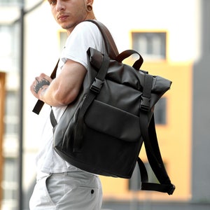 Sac à dos noir à enroulement, dessus à enroulement pour homme, dessus en cuir écologique, sac à dos à enroulement, dessus à enroulement, dessus à enroulement noir, sac à dos végétalien, sac à dos pour ordinateur portable