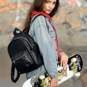 Mochila mini negra, mochila de cuero vegano hecha a mano, mochila para el trabajo o la universidad para mujeres, mochila tipo cartera para mamá, grabado láser personalizado