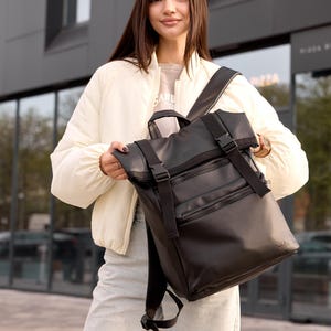 Sac à dos noir, roll top pour femme, sac à dos roll-top, roll top, roll top bordeaux, sac à dos végétalien, sac à dos pour ordinateur portable, cuir écologique