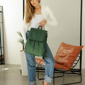 Rucksack für Frauen, niedlicher grüner Rucksack, wasserdichter Rucksack mit Kordelzug, vegane Ledertasche, ideal für Arbeit und Reisen, perfektes Geschenk für eine Schwester
