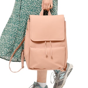 Mochila rosa de piel ecológica para mujer, mochila para portátil hecha a mano, bolso para portátil de diseño personalizado, elegante mochila de piel vegana para uso diario