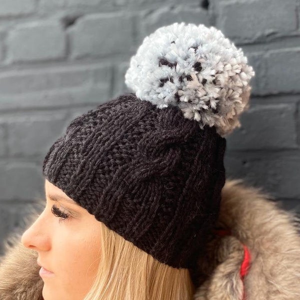 bonnet torsade et pompon en laine noir/gris