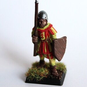 Normannische mittelalterliche Wachfigur mit Speer und Schild für Brettspiele