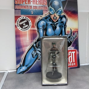 Cat Woman miniature DC Comics édition sous blister (avec carton + plastique ) et le fascicule de présentation de Wonder Woman en Français