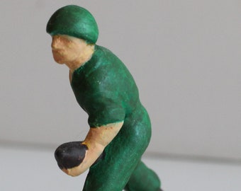 Figura di un soldato americano che carica una granata, periodo: Seconda guerra mondiale.