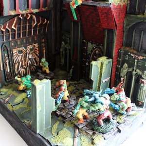 Set che rappresenta un edificio futuristico per giochi da tavolo come Warhammer immagine 3