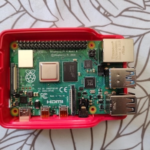 Raspberry pi 4 model b + boitier plastique externe + batterie externe chargement modele neuf jamais utilisé. Micro ordinateur- développement