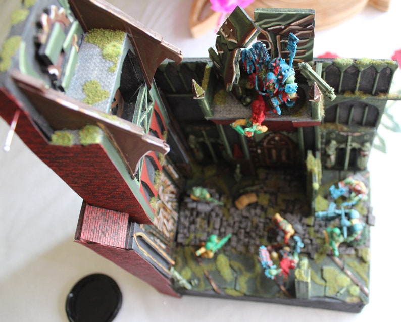 Set che rappresenta un edificio futuristico per giochi da tavolo come Warhammer immagine 6