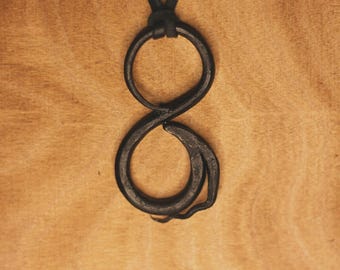 Ein handgeschmiedeter Ouroboros