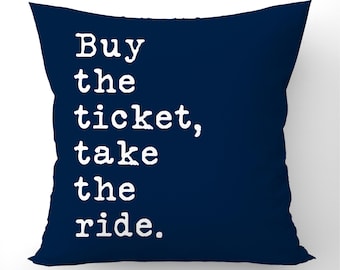 Funda de cojín con cita divertida, Compra el boleto, disfruta del viaje, Almohada con cita motivacional, Decoración para el hogar azul marino, Idea de regalo única, Doble cara
