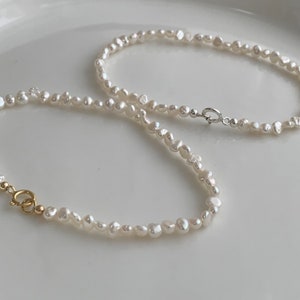 小さな白いバロックパールのブレスレット、3 mm の繊細なパールのブレスレット、ミニパールのブレスレット、14 K ゴールドフィルド/スターリングシルバーの本物のパール