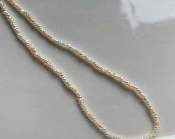 1-2 mm kleine Perlenkette, weiße mini Perlenkette, zierliche minimale Perlenkette, keshi wie Perlenkette