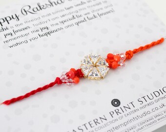 Kashvi Diamonte Luxe Red Stone Circular / Presentado en un tablero de respaldo de lujo con palabras especiales