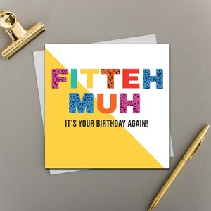 Puede incluir: Una tarjeta de cumpleaños amarilla y blanca con el texto "Fitteh Muh" en letras de colores con lunares negros. El texto "It's your birthday again!" está debajo del texto principal.