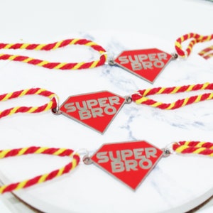 Super Bro Metall Finish Rakhi Faden Andenken | Präsentiert auf einer luxuriösen Rückwand mit besonderen Worten