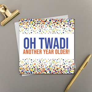 Puede incluir: Una tarjeta blanca con un diseño de confeti colorido. El texto en la tarjeta dice "OH TWADI ANOTHER YEAR OLDER!"